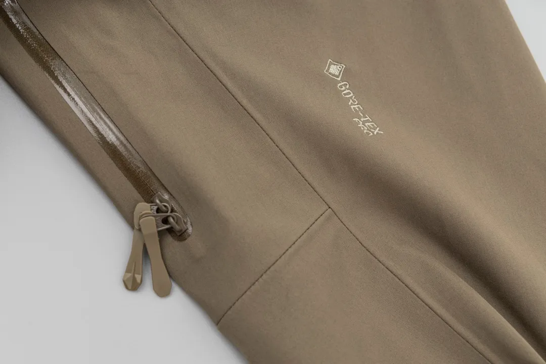 ARCTERYX beta SV ZP YKK ， ， ， 。 Beta LT ， 。 bluesign@ N 3LGORE-TEX ， Wear-Resistant， 、 Breathable， 。 Storm Hood™ ， Water Tight™ ， ， ， 。 BETA： 。 ， Wear-Resistant。 GORE-TEX： 、 、Breathable 。 ，VISLON ， Velcro ， Zip-in， ARC TERYX